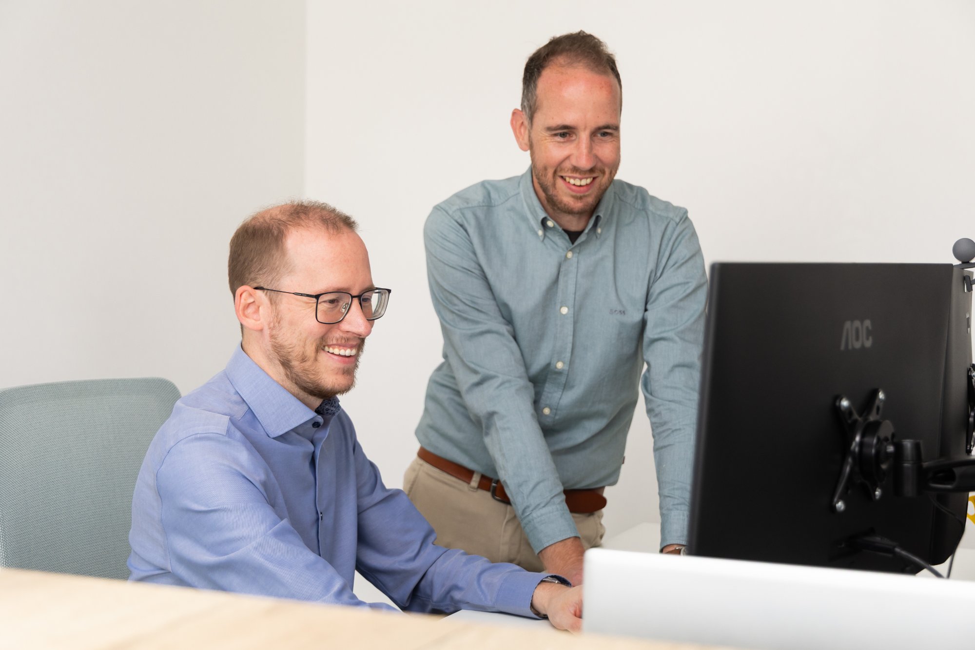 Collega’s van Wingman Accountants overleggen samen aan de computer