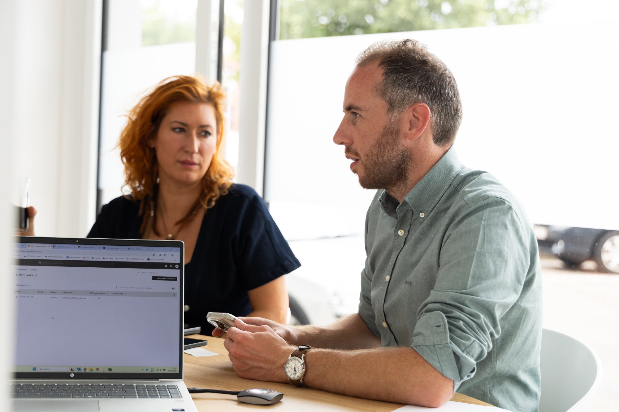 Accountant van Wingman Accountants geeft financieel advies aan een ondernemer