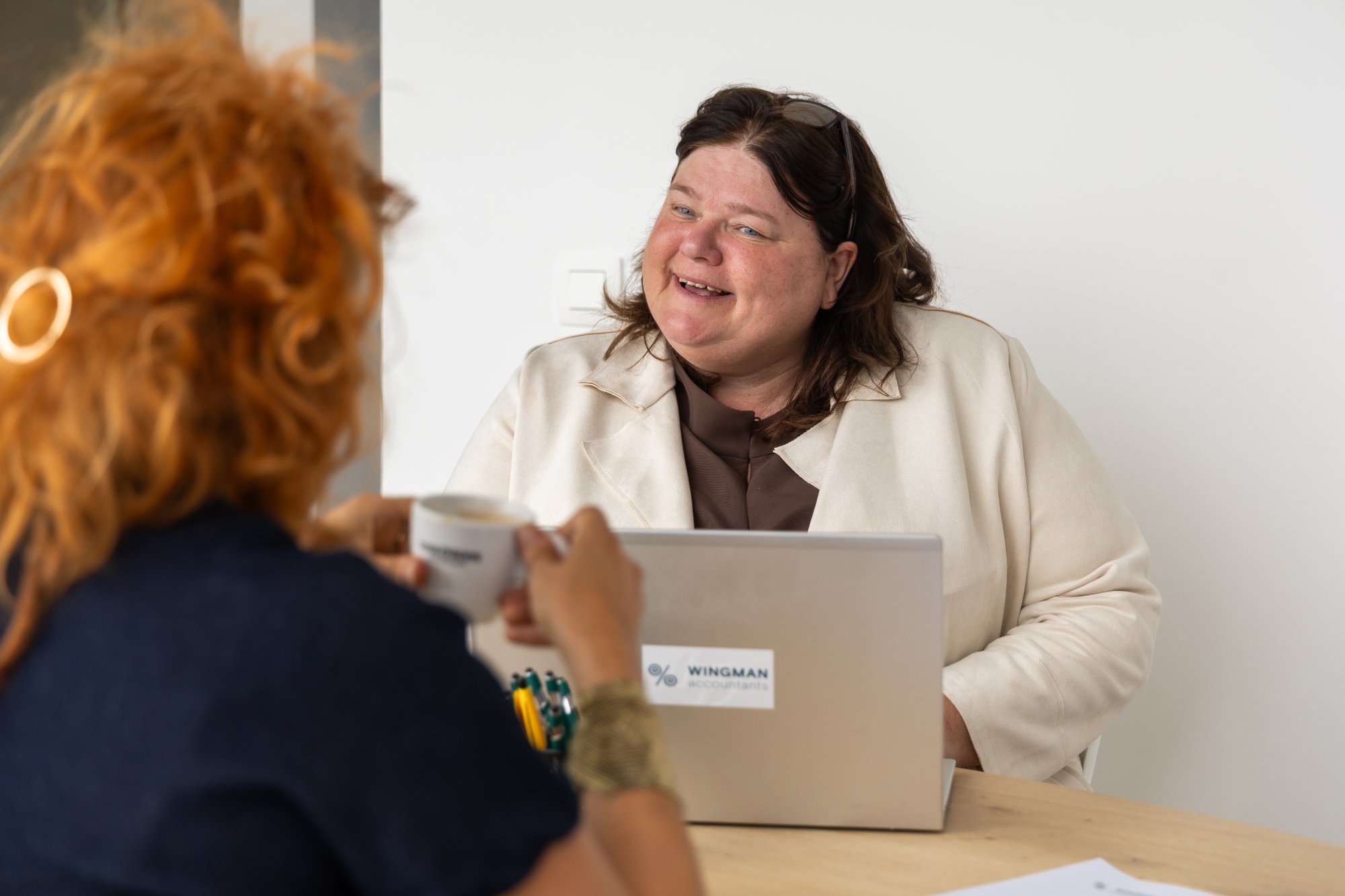 Boekhoudster van Wingman Accountants in een persoonlijk gesprek met een klant